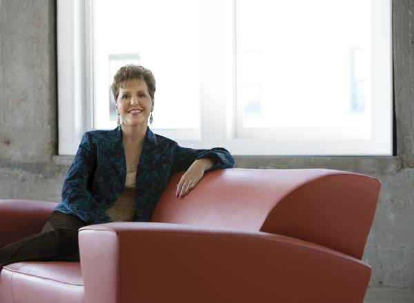 Bild 1 von 6: Mit ihrer humorvollen und direkten Art bringt Joyce Meyer die Dinge des Alltags anhand der Bibel auf den Punkt - lebensnah, überzeugend und echt.