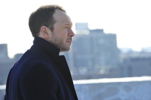 Bild 1 von 16: Während Danny (Donnie Wahlberg) einen Marine-Veteranen ausfindig machen muss, der durch das PTSD-Syndrom kurz vor dem Kontrollverlust steht, fordert eine Frau bei einer Pressekonferenz von Frank Gerechtigkeit für ihr totes Kind ...