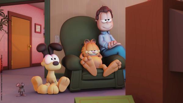 Bild 1 von 3: Garfield bei einem gemütlichen Fernsehabend.