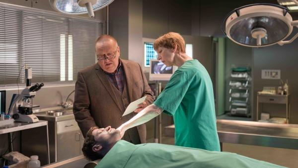 Bild 1 von 10: Bei dem Toten handelt es sich eindeutig um Familienvater Ronnie Becker. Rechtsmedizinerin Dr. Helene Sturbeck (Katharina Blaschke) kann Selbstmord allerdings ausschließen. Doch wer hat ihn getötet? Den Ermittlern rennt die Zeit davon: Sind Mutter und Tochter noch am Leben?, fragt sich Jan Reuter (Udo Kroschwald).
