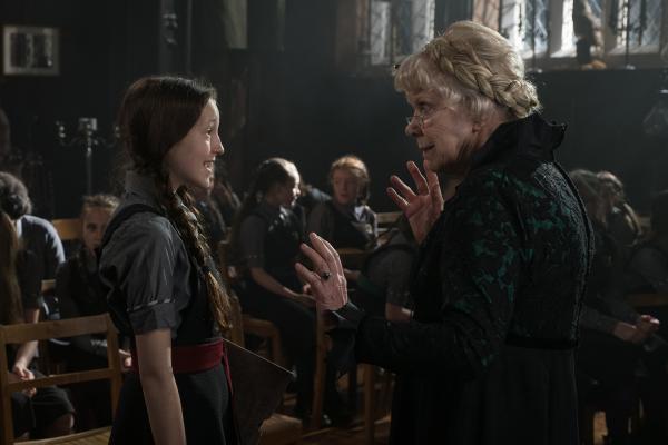 Bild 1 von 6: Mildred (Bella Ramsey, links) fragt die Gesangslehrerin Frau Maus (Wendy Craig, rechts), ob die nicht mit Esper Vespertilio sprechen kann. Sie soll die berühmte Sängerin darum bitten, dass Oliver auch einmal auf der Bühne singen darf.