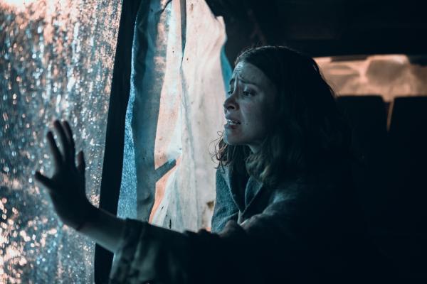 Bild 1 von 2: Die Prostituierte Irina (Anna Ackermann) versucht, sich mit aller Macht aus ihrem Gefängnis zu befreien.