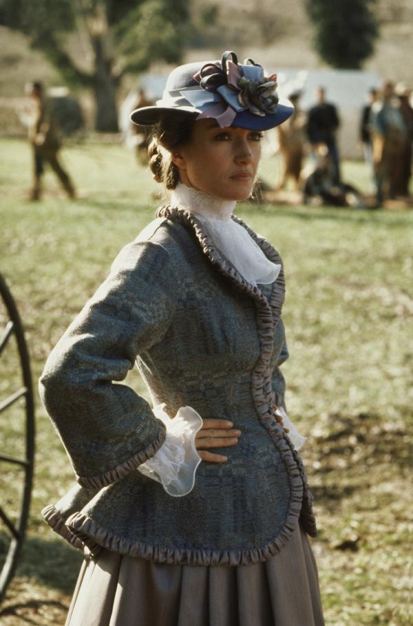 Bild 1 von 18: Mitte des 19. Jahrhunderts verlässt Dr. Michaela Quinn (Jane Seymour) nach dem Tod ihres Vaters ihre Heimatstadt Boston und zieht nach Colorado Springs, um dort ihrem Beruf als Ärztin nachzugehen. Die Einwohner des provinziellen Ortes sind zunächst alles andere als begeistert von dem weiblichen Doktor ...