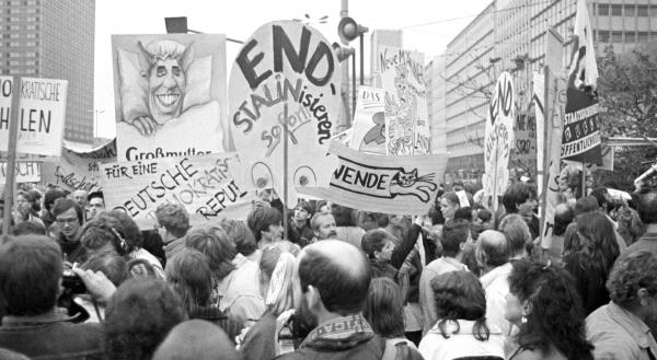 Bild 1 von 4: Demonstration am 4. November 1989 am Berliner Alexanderplatz.