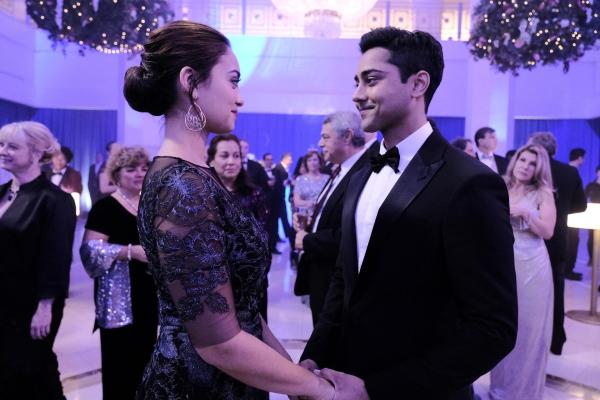 Bild 1 von 22: Nadine Suheimat (Shazi Raja, l.); Dr. Devon Pravesh (Manish Dayal, r.)