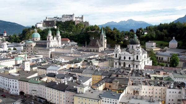 Bild 1 von 3: Im Bild: Salzburg Stadt mit Festung Hohensalzburg.