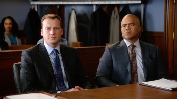 Bild 1 von 12: Geoffrey Schreiber (Robert Eli, l.); Chunk Palmer (Christopher Jackson, r.)