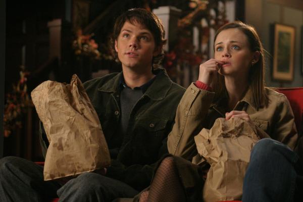 Bild 1 von 18: Obwohl Dean (Jared Padalecki, l.) viel lieber alleine Zeit mit Rory (Alexis Bledel, r.) verbringen würde, versucht er, um ihr einen Gefallen zu tun, das Verhältnis zu Luke zu verbessern ...