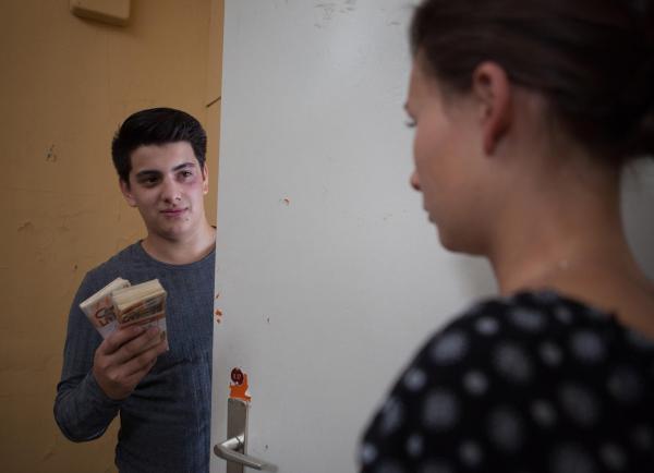 Bild 1 von 6: Orkan (Flavius Budean) findet in Alvas Zimmer Geld. Jule (Maja Hieke) ist von dem Fund überrumpelt.