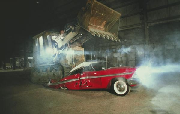 Bild 1 von 8: Arnie erkennt, dass sein Wagen, den er 'Christine' getauft hat, eine Ausgeburt des Bösen ist und versucht nun, diesen mit einem Schaufelbagger zu zerstören ...