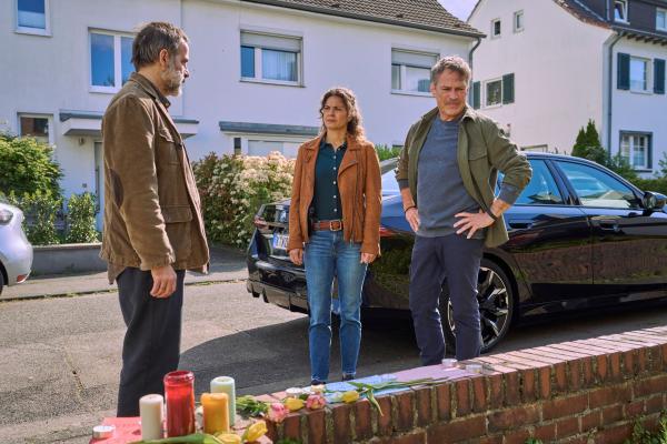 Bild 1 von 6: Die Kommissare Matti Wagner (Pierre Besson, r.) und Lilly Funke (Tatjana Kästel, M.) befragen den um seine Tochter trauernden Paul Sanna (Beat Marti, l.).