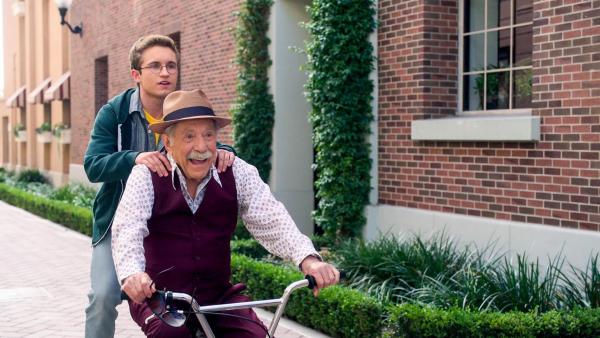 Bild 1 von 20: Im Bild (v.li.): Sean Giambrone (Adam Goldberg), George Segal (Pops).