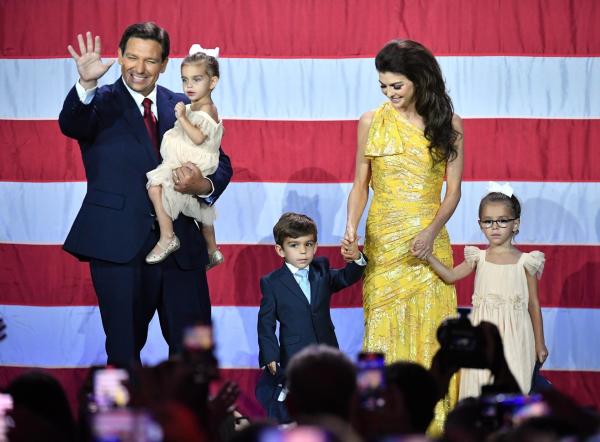Bild 1 von 3: Ron DeSantis posiert mit Ehefrau Casey und Kindern.