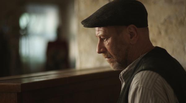 Bild 1 von 3: In der von Nazideutschland besetzten Ukraine hat sich der zwölfjährige Waise und Geigenspieler Mitka einer Gruppe von Partisan:innen angeschlossen, die die Unscheinbarkeit des Jungen nutzen, um unbemerkt ein Sprengstoffattentat zu planen. Als sich eine Gruppe hochrangiger SS-Offiziere in ihrer Nähe einfindet, werden diese als Ziel des Attentats auserkoren, wodurch Mitka jedoch auch seinen einzigen Freund in tödliche Gefahr zu bringen droht.