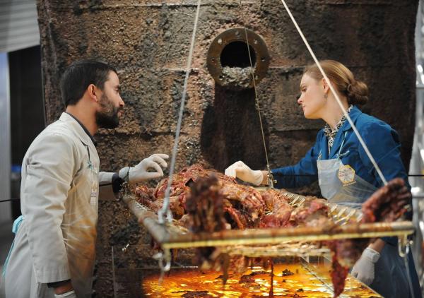 Bild 1 von 10: Rodolfo Fuentes (Ignacio Serricchio, l.); Temperance Brennan (Emily Deschanel, r.)