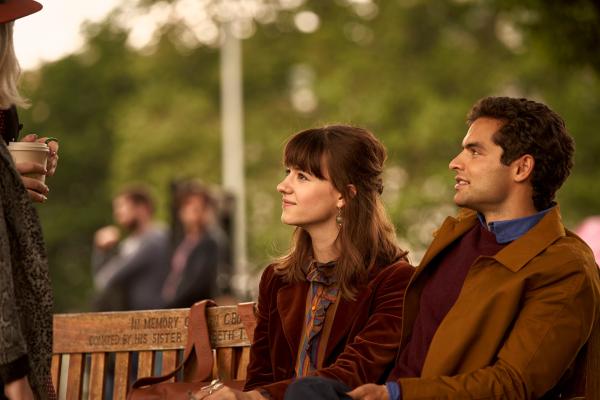 Bild 1 von 4: Auf dem College scheint Marianne (Daisy Edgar-Jones, M.) ein neuer Mensch zu sein. Als selbstbewusste, junge Frau ist sie mit Gareth (Sebastian De Souza, r.) zusammen und steht im Mittelpunkt ihres Freundeskreises.