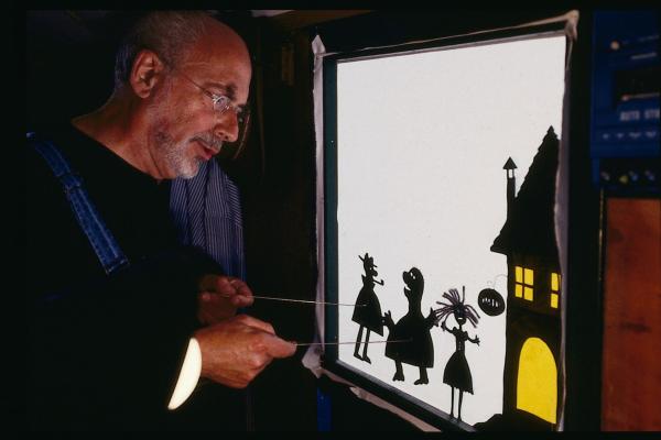 Bild 1 von 4: Jetzt sind die ausgeschnittenen Schattenfiguren in Aktion zu sehen. Damit es optimal gelingt, braucht Peter (Peter Lustig) eine Leinwand.