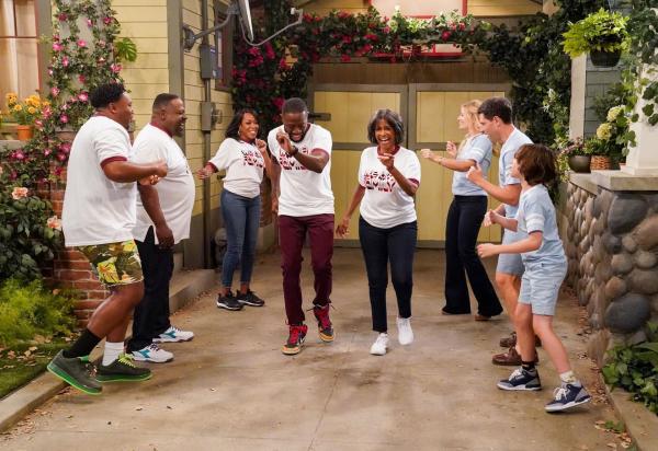 Bild 1 von 13: (v.l.n.r.) Marty Butler (Marcel Spears); Calvin Butler (Cedric the Entertainer); Tina Butler (Tichina Arnold); Malcolm Butler (Sheaun McKinney); Tante Desiray (Margaret Avery); Gemma Johnson (Beth Behrs); Dave Johnson (Max Greenfield); Grover Johnson (Hank Greenspan)