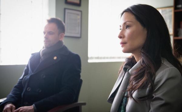 Bild 1 von 9: Holmes (Jonny Lee Miller, r.) wird der Mord an einer Frau vorgeworfen, die zu der Zeit ermordet wurde, als er noch seine Drogenprobleme hatte. Wird Watson (Lucy Liu, l.) ihm dabei helfen, seine Unschuld zu beweisen?