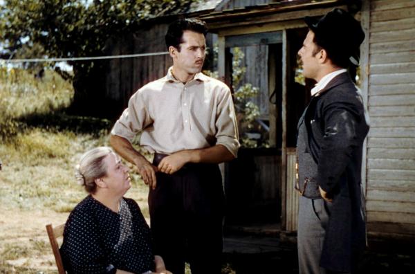 Bild 1 von 6: Frank James (Henry Fonda, Mi.) und seine Mutter (Jane Darwell, li.) weigern sich, ihr Land dem Bahnagenten Barshee (Brian Donlevy, re.) zu verkaufen. Als das Haus der Familie daraufhin skrupellos niedergebrannt wird, kommt die Mutter ums Leben.