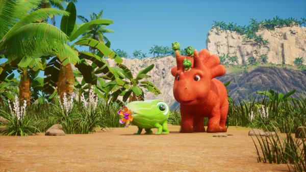 Bild 1 von 5: Ein Spaziergang mit einem Baby-Gurkodil ist definitiv leichter mit Schnuller im Mund.