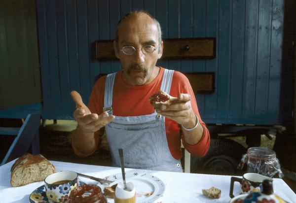 Bild 1 von 4: Peter Lustig beim Frühstück mit seiner selbstgemachten Marmelade.