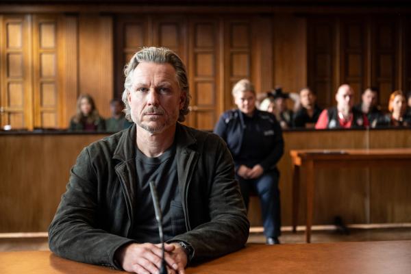 Bild 1 von 15: Jochen (Dirk Borchardt) ist sich sicher, wer die Täter sind. Doch werden die Beweise reichen?