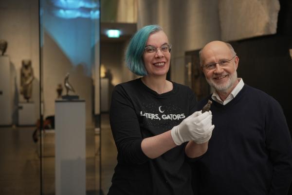 Bild 1 von 6: Harald Lesch (r.) ist den Haustieren auf der Spur. Wann kamen Mensch und Katze zusammen? Roxane Bicker (l.) vom Staatlichen Museum Ägyptischer Kunst, München, kann dazu viel Spannendes berichten.