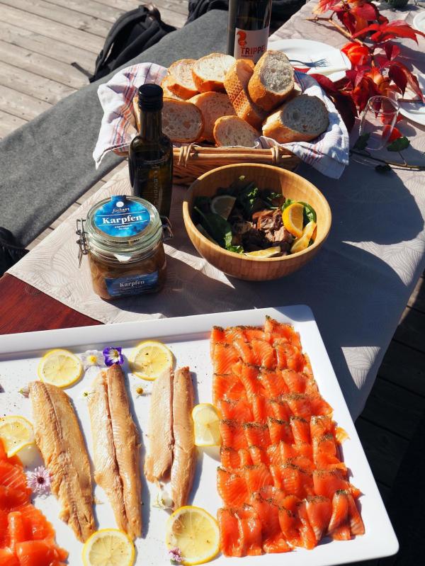 Bild 1 von 1: Im Bild: Fischbuffet am Genussfloss