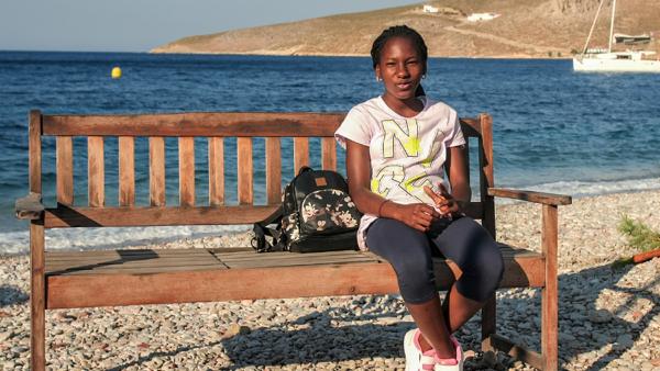Bild 1 von 1: Die 11-jährige Kerene ist mit ihrer Mutter und ihren Schwestern aus dem Kongo nach Griechenland geflüchtet. Auf der Insel Tilos haben sie eine neue Heimat gefunden.