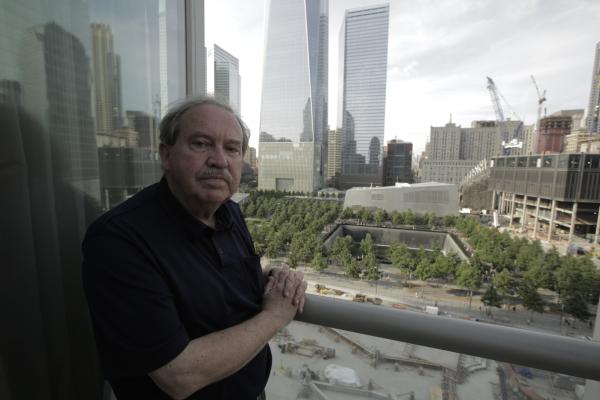 Bild 1 von 1: Frank Greening, vor dem neuen Freedom Tower in New York, ist einer der Experten, die in dieser Doku zum 11. September 2001 zu Wort kommen.