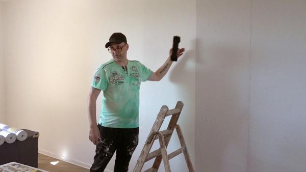 Bild 1 von 3: Tino und Carsten (Foto) arbeiten daran, die Wohnung von Jasmin und Maik neu zu tapezieren und zu streichen.