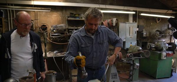 Bild 1 von 2: Archäologe Tim Sutherland lernt in der White Rose Armoury, England, einen Brustpanzer zu schmieden.