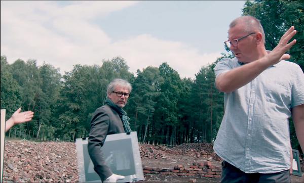 Bild 1 von 3: Mit alten Fotos auf der Suche nach neuen Perspektiven und Zusammenhängen: Christophe Cognet (links) auf Recherche nach der verlorenen Zeit in Begleitung von Igor Bartoksik (rechts) vom Museum Auschwitz-Birkenau.