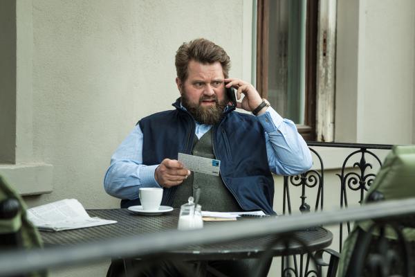 Bild 1 von 7: Benjamin Hornberg (Antoine Monot) telefoniert im Straßencafé - mit einem Brief in der Hand und einem neuen Verdacht im Kopf.