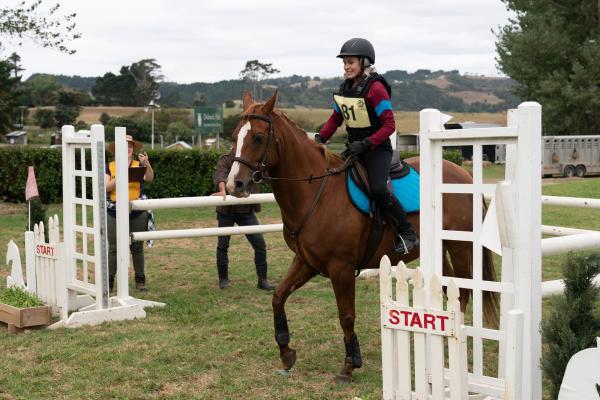 Bild 1 von 4: Auch Issie (Macey Chipping) nimmt als Anfängerin beim Geländewettbewerb für das Team von Kauri Point teil.© ZDF/Geoffrey Short - Honorarfreie Verwendung gemäß AGB im redaktionellen Zusammenhang mit genannter Sendung bei Nennung \