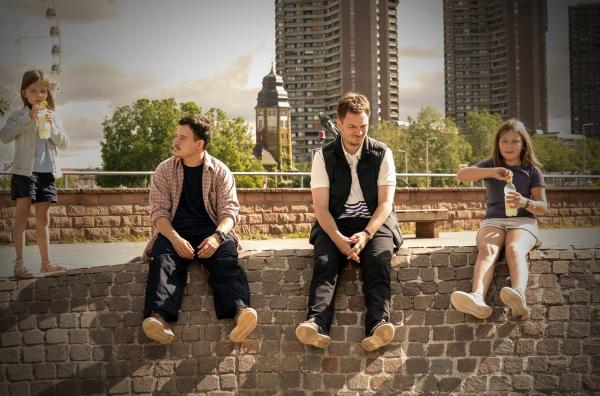 Bild 1 von 4: Paul Raue (Paul Zichner, l.) und Patrick Köster (Johannes Kienast, r.), beide alleinerziehende Väter, sind mit ihren Töchtern auf dem Spielplatz.