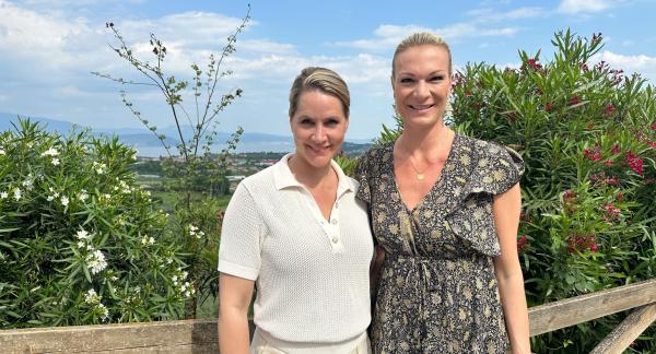 Bild 1 von 2: Judith Rakers trifft Maria Höfl-Riesch. Als Highlight der Reise verrät Maria Höfl-Riesch ihre ganz persönlichen Lieblingsplätze am Lago. Die Doppel-Olympiasiegerin hat am Gardasee eine zweite Heimat gefunden.