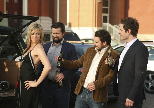 Bild 1 von 8: (v.l.n.r.) Dee Reynolds (Kaitlin Olson); Mac (Rob McElhenney); Charlie Kelly (Charlie Day); Dennis Reynolds (Glenn Howerton)