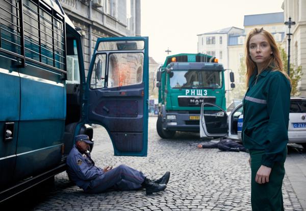 Bild 1 von 3: Gerade als sich Villanelle (Jodie Comer) mit dem Gedanken angefreundete, dass ihre Auftraggeber sie im Gefängnis zurückgelassen haben, wird sie durch einen blutigen Hinterhalt befreit.