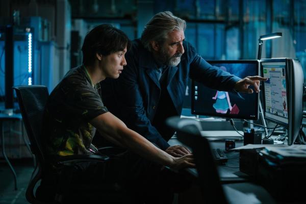 Bild 1 von 7: Aki (Tomohisa Yamashita, l.); Dr. Arthur Wilde (John Lynch, r.)