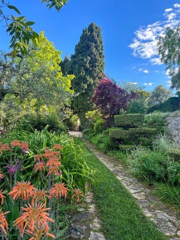 Bild 1 von 27: Im Bild: Die Villa Fort France wurde um 1930 von Lady Fortescue, erbaut. Der Garten ist in ständiger Entwicklung durch die Einführung neuer mediterraner oder exotischer Arten. In Fort France hat das Wort Artenvielfalt einen tieferen Sinn. Der Verzicht auf chemische Behandlung hat erlaubt, ein Gleichgewicht von Flora und Fauna herzustellen.