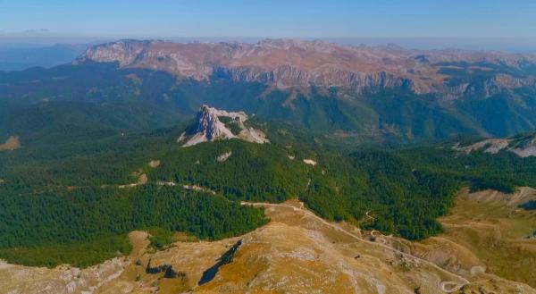 Bild 1 von 6: Berg Bjelas?nica unweit von Sarajevo.