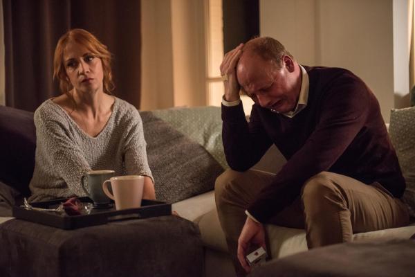 Bild 1 von 24: Er steht im Verdacht, seinen Kumpel beim Paintball-Spielen mit echten Kugeln erschossen zu haben und dann taucht auch noch eine Leiche in seinem Kofferraum auf. Dr. Rössler (Christian Hockenbrink, r.) ist am Boden zerstört und möchte Elena (Annika Ernst, l.) überzeugen, dass ihm jemand die Morde anhängen möchte ...