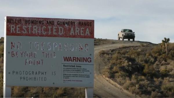 Bild 1 von 3: Area 51 wird streng bewacht. Die Wachen zögern nicht, von ihren Waffen Gebrauch zu machen.