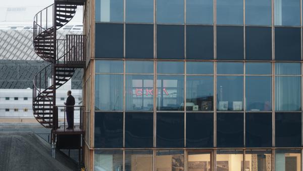 Bild 1 von 14: Mord-Ermittler Sven Hjerson (Johan Rheborg) lebt in mönchischer Abgeschiedenheit am Rande Stockholms. Die TV-Produzentin Klara Sandberg (Hanna Alström) möchte ihm eine eigene Fernsehshow anbieten.