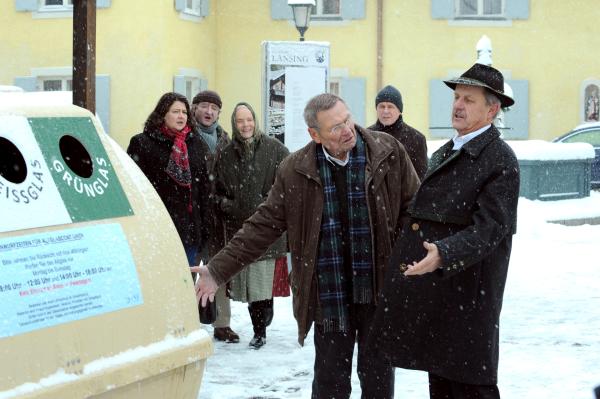 Bild 1 von 8: Alois beschwert sich bei Schattenhofer über den Standort des Glascontainers. Von links: Monika Vogl (Christine Reimer), Xaver (Michael Schreiner), Theresa Brunner (Ursula Erber), Alois Preissinger (Erich Hallhuber), Roland Bamberger (Horst Kummeth) und Lorenz Schattenhofer (Werner Rom).