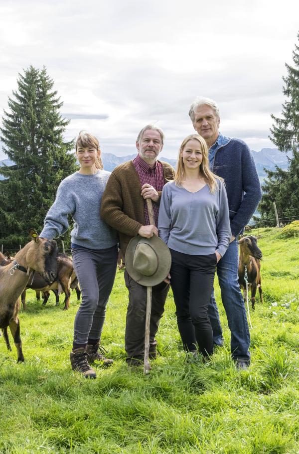 Bild 1 von 5: Von links nach rechts: Marie Lorenz (Catherine Bode), Lorenz Huber (Max Herbrechter), Lisa Huber (Theresa Scholze) und Sebastian Leitner (Walter Sittler).