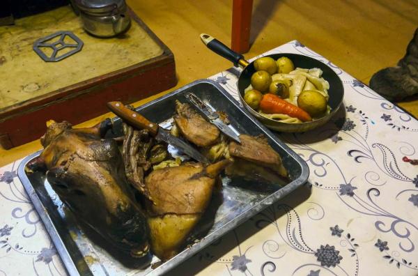 Bild 1 von 4: In der Mongolei bereitet Boyo Eintopf mit Schaffleisch zu.