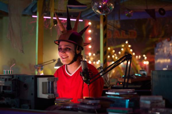 Bild 1 von 5: Gonzo (Lee Halley) legt Musik auf.